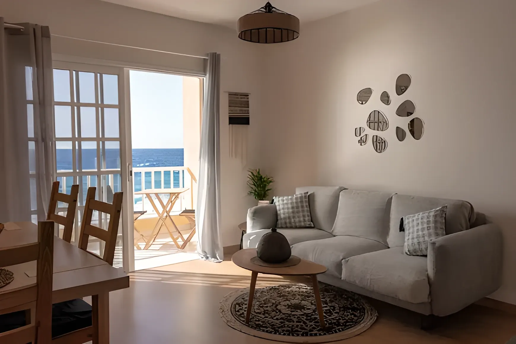 Salón del apartamento con la puerta del balcón abierta al Atlántico