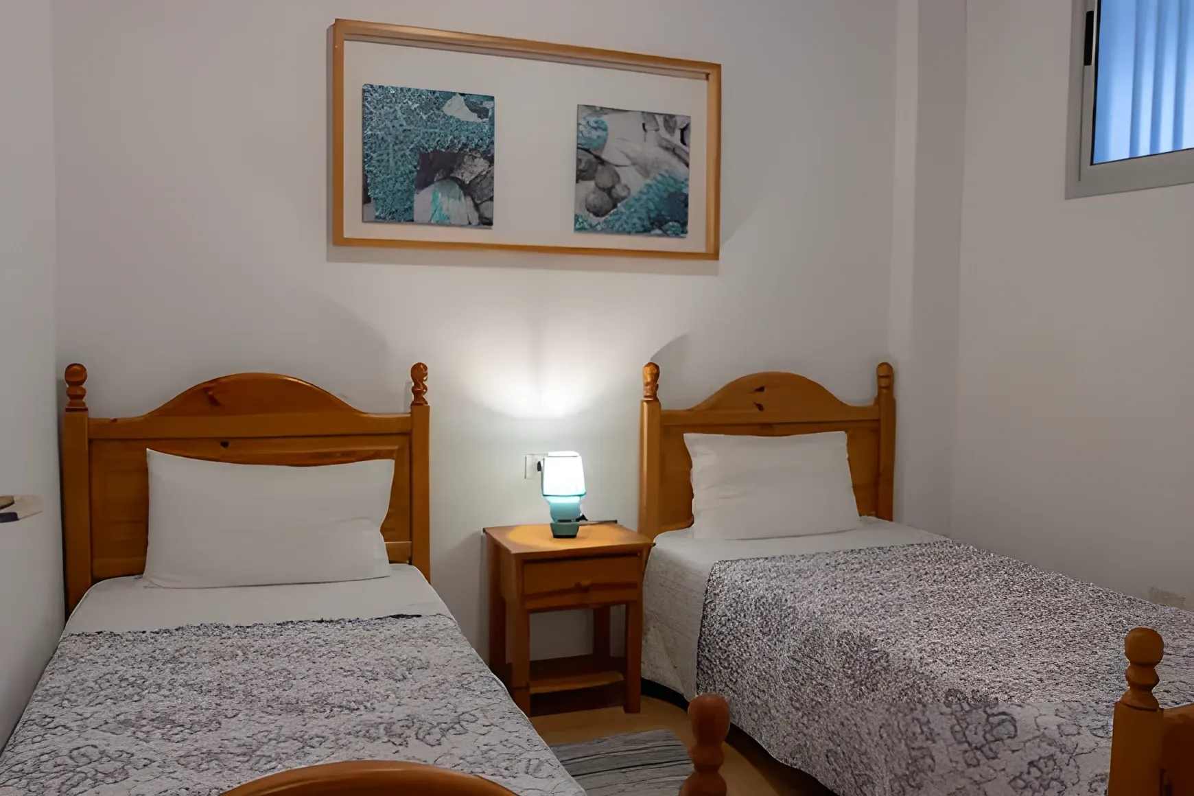 Dormitorio con dos camas individuales