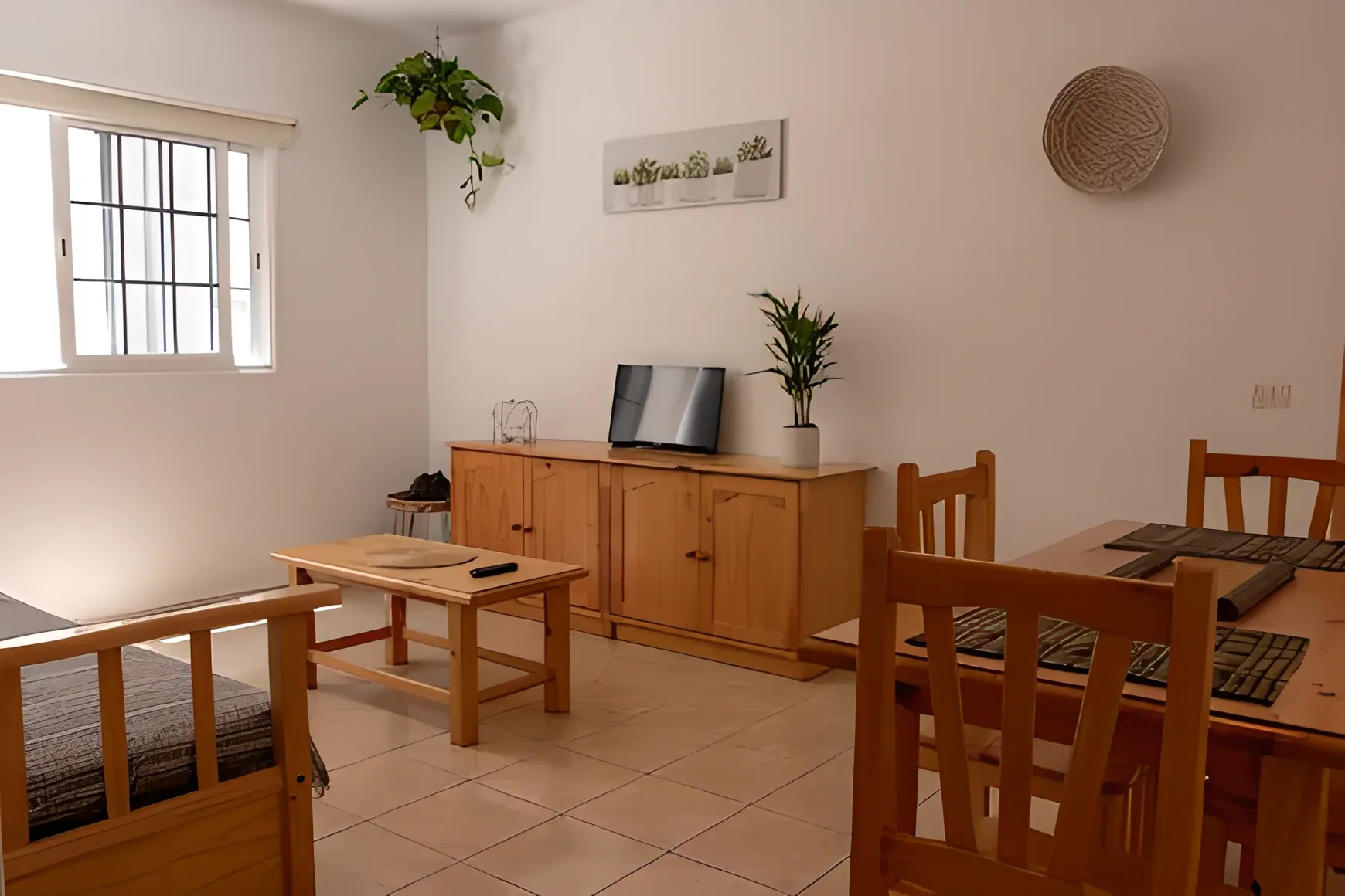 Salón-comedor con aparador de madera y zona de comer