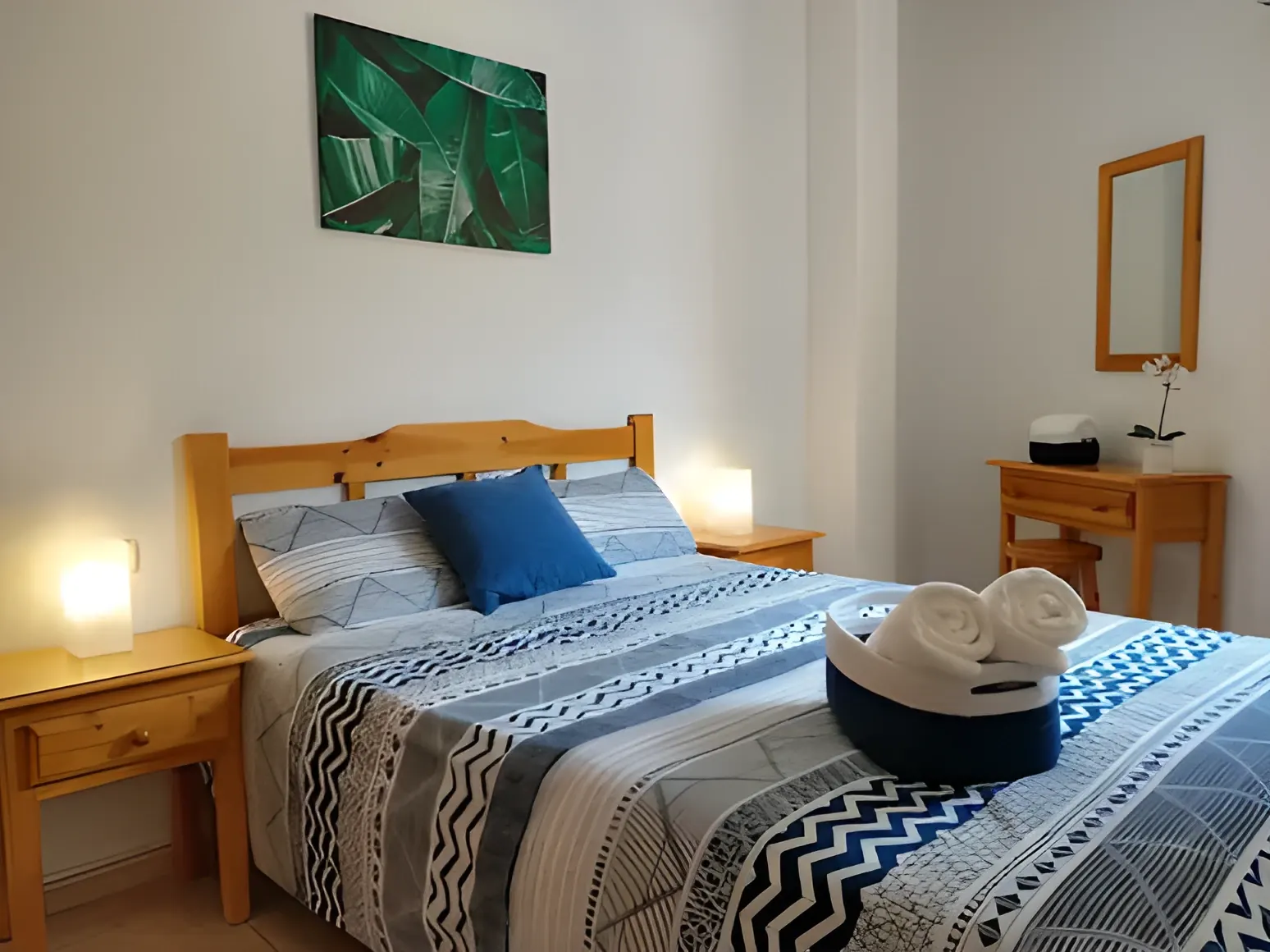 Dormitorio de matrimonio con espejo y consola de madera