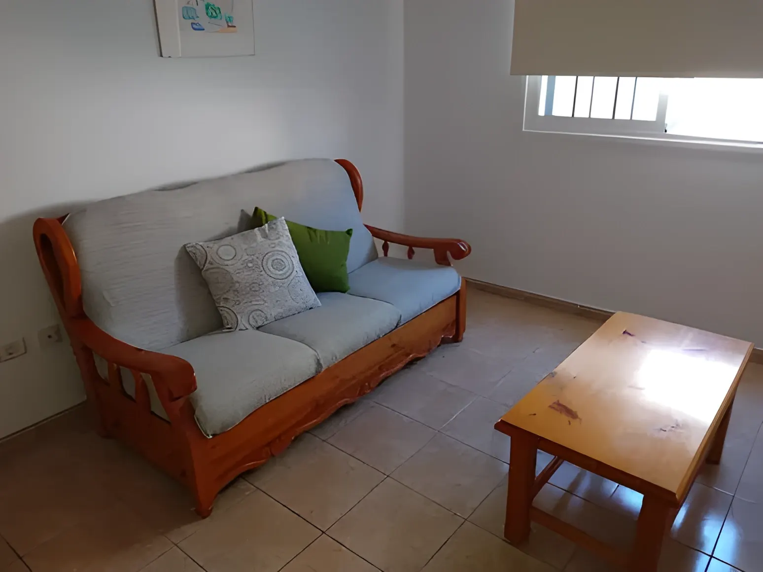 Salón con sofá gris y mesa de centro de madera