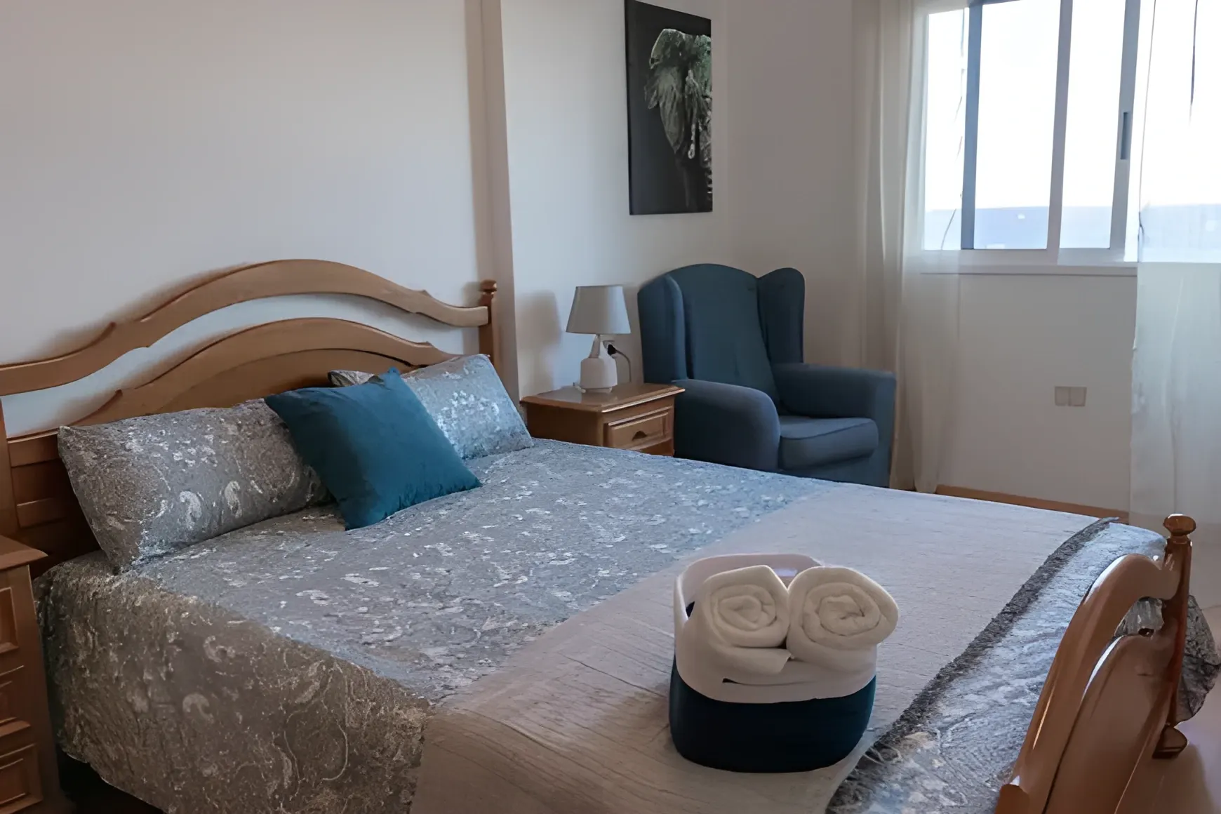 Dormitorio de matrimonio con vistas al mar desde la ventana